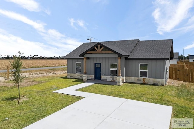 view of front of house featuring a front lawn