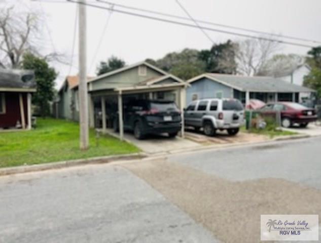 view of front of home featuring a front lawn and a carport