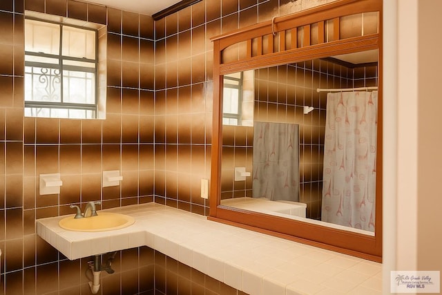 34719 Los Ranchos Rd Unit 1, San Benito, TX 78586 - bathroom with a shower with curtain and decorative backsplash
