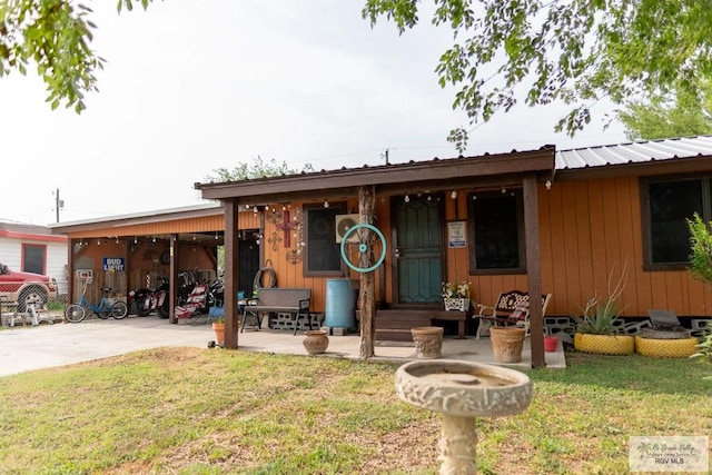 view of front of property featuring a patio area and a front lawn