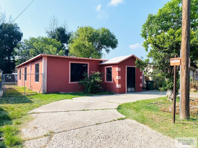 view of front facade featuring a front yard