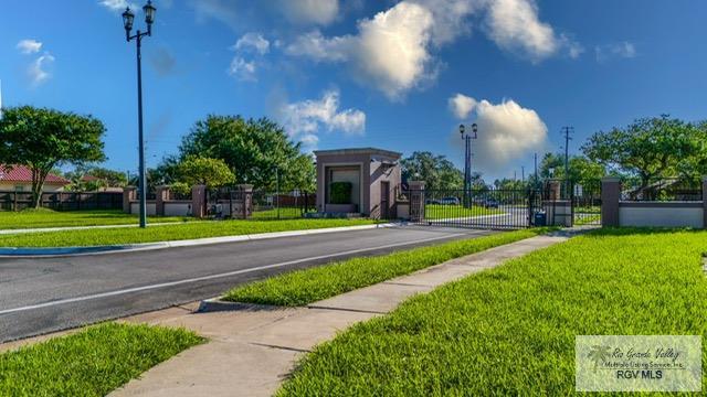 Listing photo 3 for 1316 Costa Del Sol Dr, Brownsville TX 78520