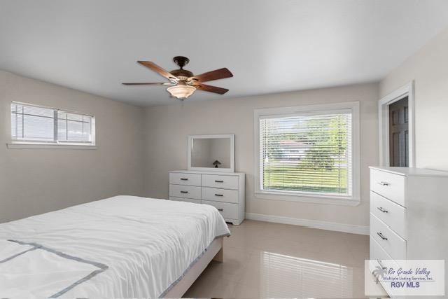 bedroom with ceiling fan