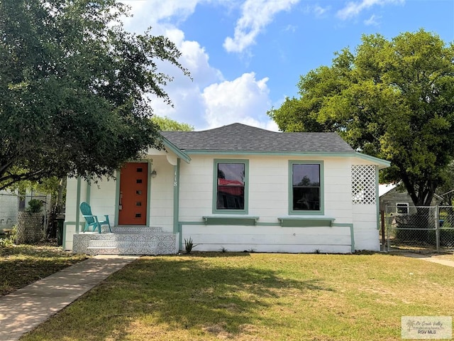 view of front facade with a front lawn