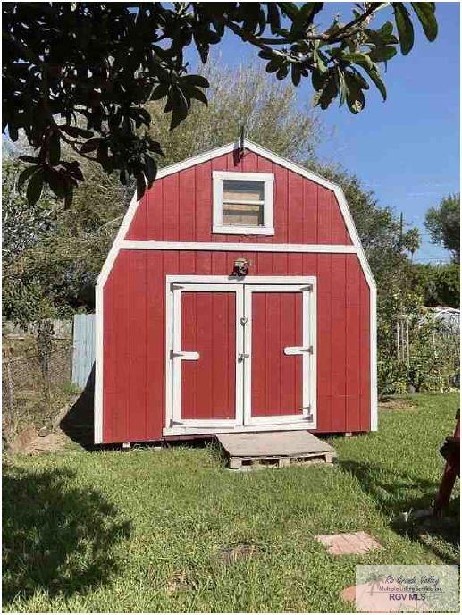 view of outdoor structure featuring a yard