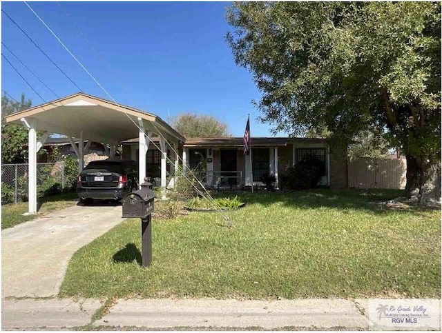 view of front of home featuring a carport and a front yard