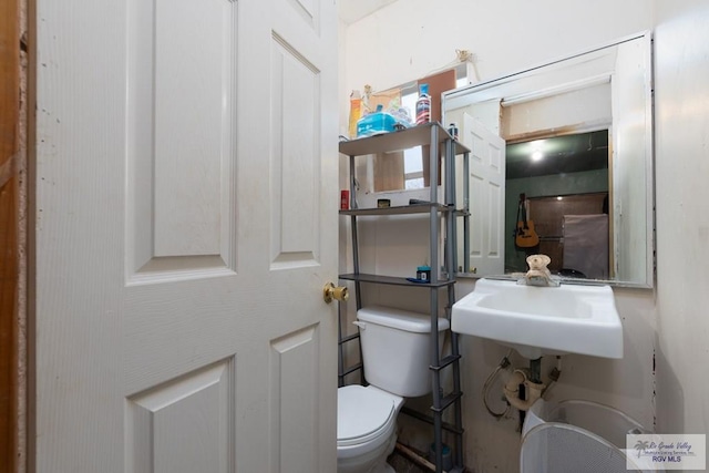 bathroom featuring sink and toilet