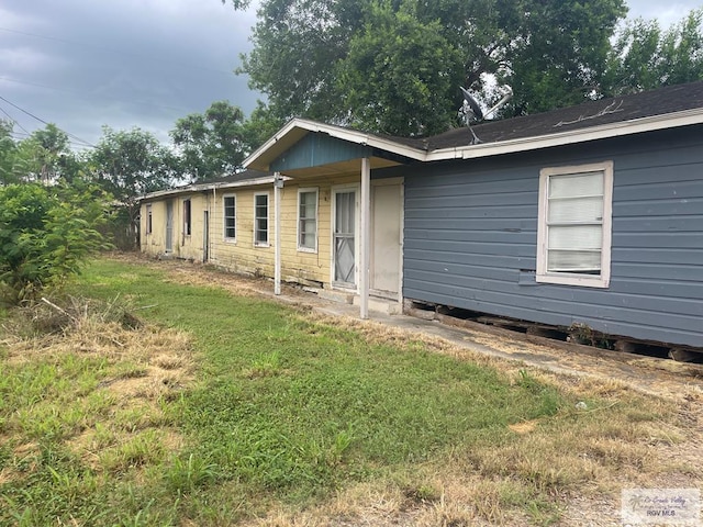 view of front of property with a front lawn