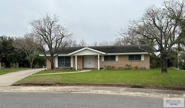 ranch-style house featuring a front lawn