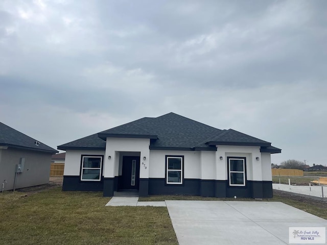 view of front facade with a front lawn