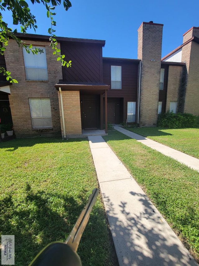 view of front facade featuring a front lawn