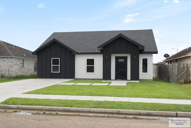 view of front of property with a front yard