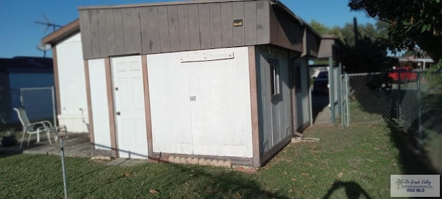 view of outdoor structure with a yard