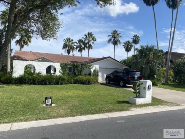 view of front of house featuring a front lawn