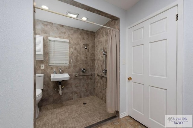 501 Ratliff St, San Benito, TX 78586 - full bathroom featuring a tile shower and tile patterned flooring