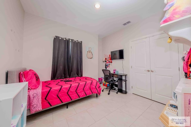 tiled bedroom with visible vents, a closet, and recessed lighting