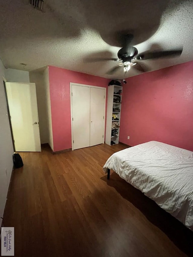 bedroom featuring ceiling fan, a textured ceiling, and light wood-type flooring