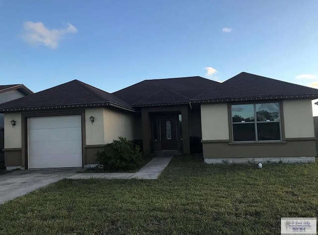 view of front of property featuring a front lawn and a garage