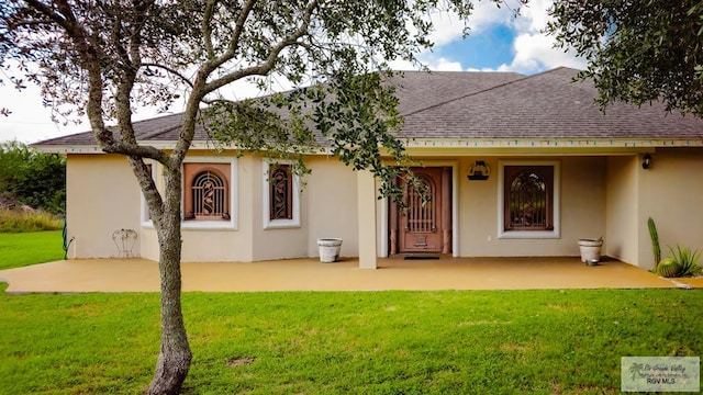 view of front of property with a front yard