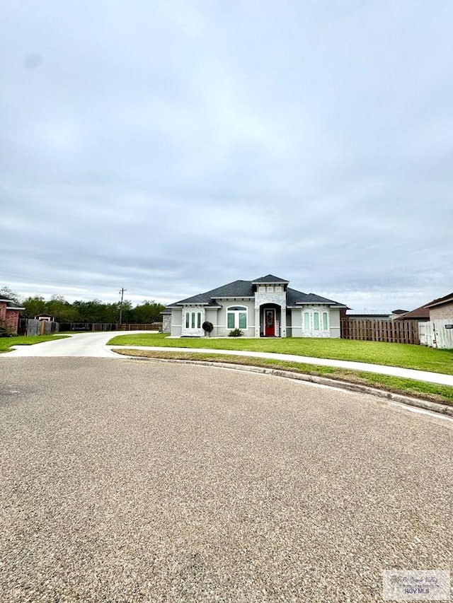 view of front of property featuring a front lawn