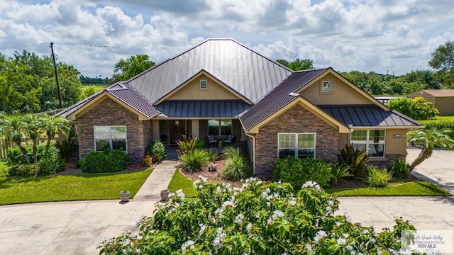 view of front of property featuring a front lawn