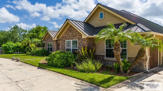 view of front of property featuring a front yard