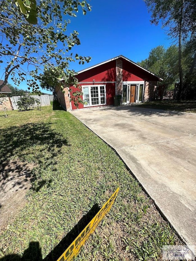 view of front of property featuring a front yard