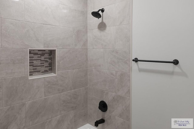 bathroom with tiled shower / bath combo