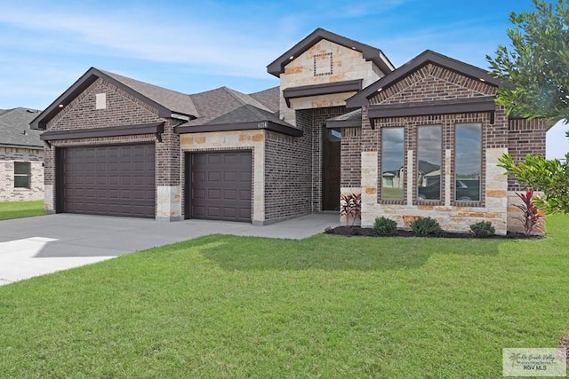 view of front of house featuring a front lawn and a garage