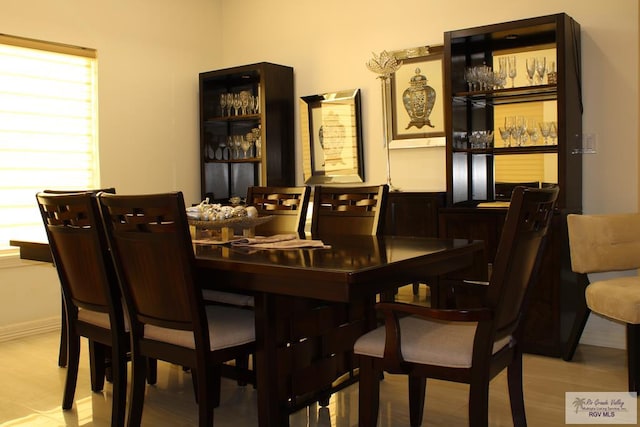 dining room featuring a dry bar and baseboards