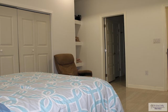 bedroom featuring baseboards and a closet