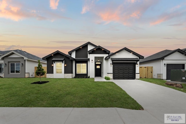 view of front facade featuring a garage and a yard