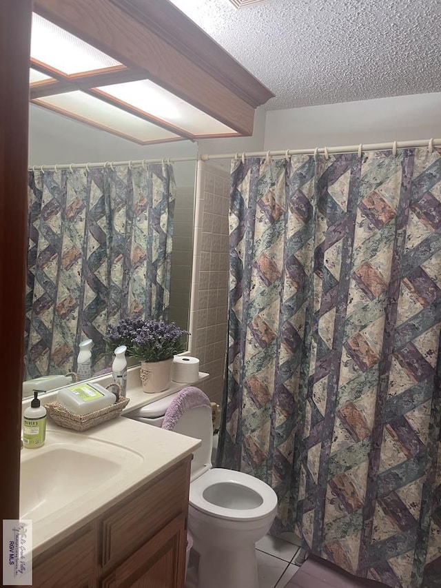 635 S San Marcelo Blvd, Brownsville, TX 78526 - full bath featuring tile patterned floors, vanity, a textured ceiling, and a shower with curtain