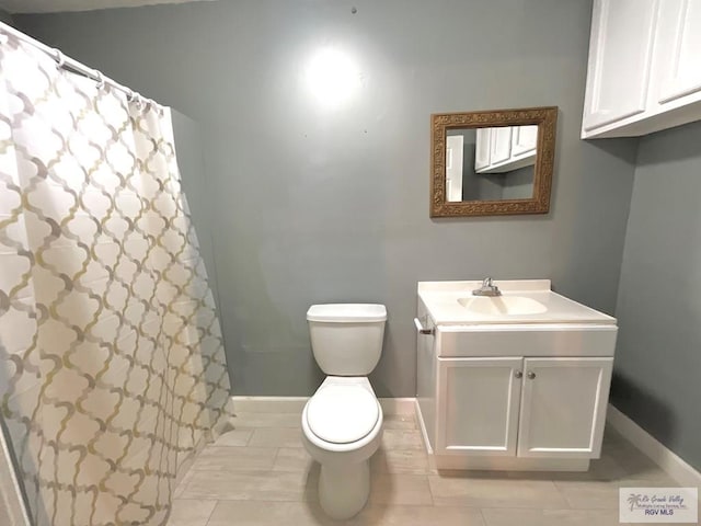 full bath with tile patterned flooring, toilet, vanity, a shower with curtain, and baseboards