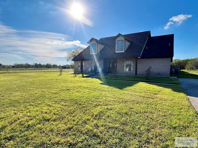 view of front of home featuring a front yard