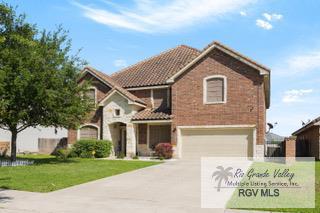 view of front of property featuring a front lawn and a garage