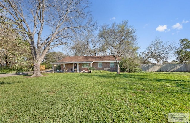 view of front of home featuring a front lawn