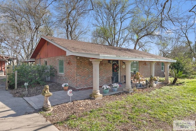 ranch-style home featuring covered porch