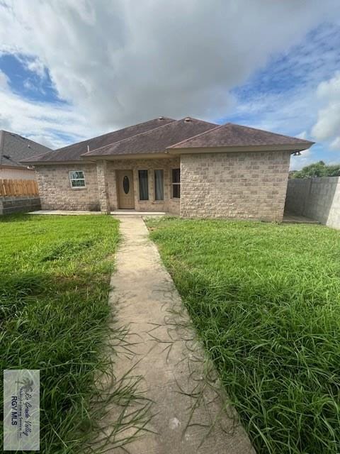 view of front of home featuring a front lawn