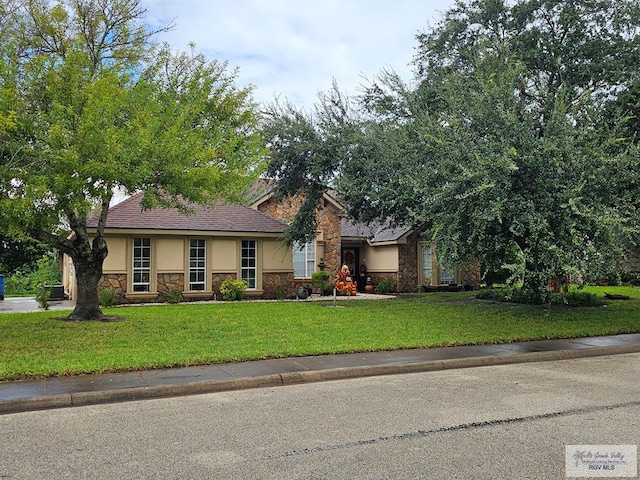 view of front facade with a front yard