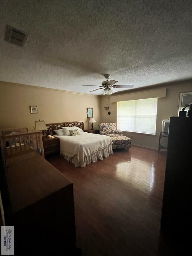 35 Alvarado Ave, Rancho Viejo, TX 78575 - bedroom with a textured ceiling, a ceiling fan, and wood finished floors