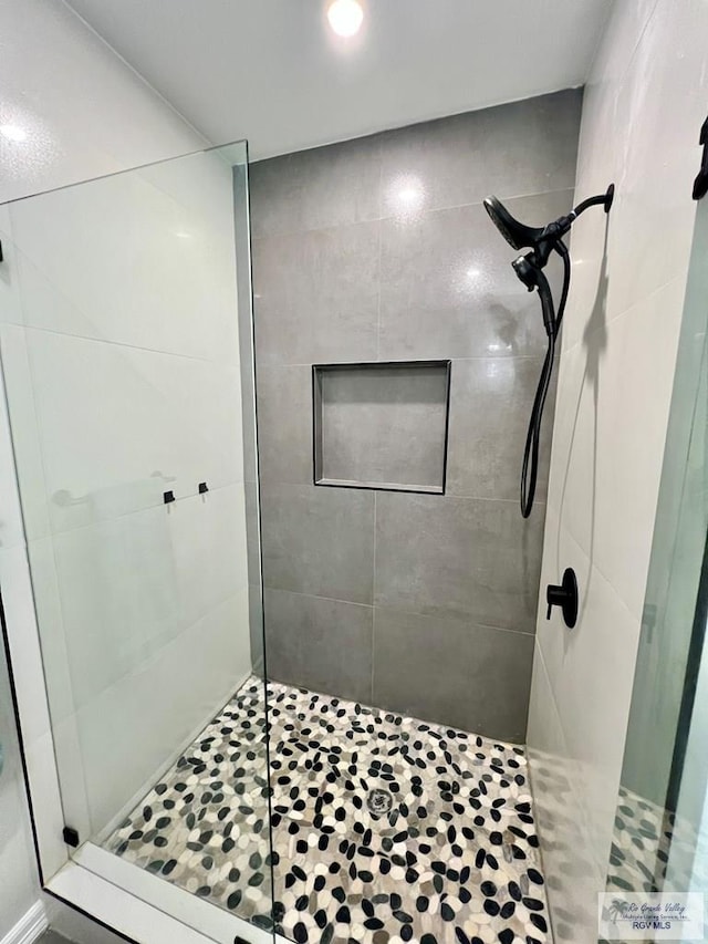 406 Valle Alto Dr, Los Fresnos, TX 78566 - bathroom featuring a shower stall