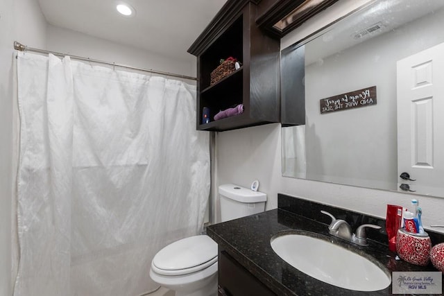 full bathroom with curtained shower, visible vents, vanity, and toilet