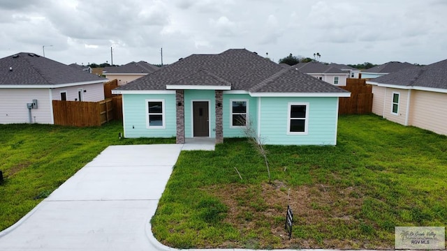 ranch-style home featuring a front lawn