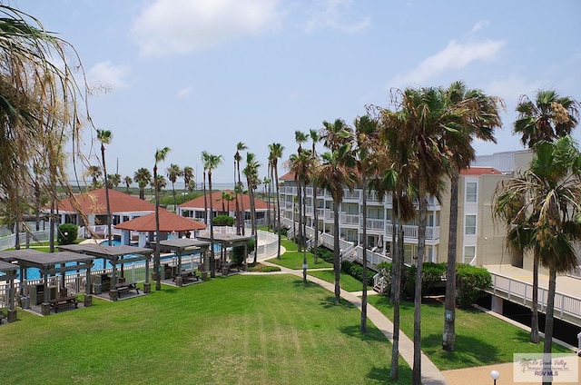 view of property's community featuring a lawn