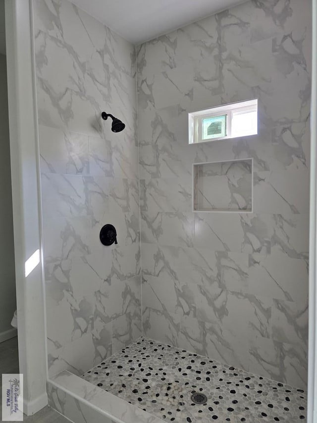 bathroom featuring tiled shower