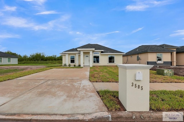 prairie-style home with a front yard