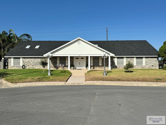 ranch-style house featuring a front lawn and a porch