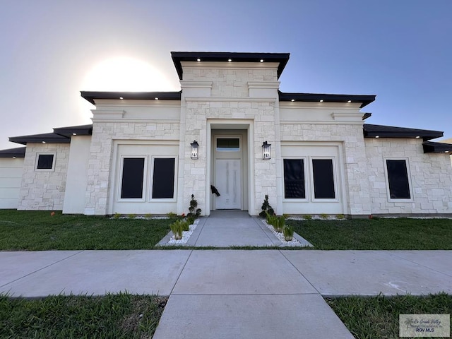 view of front facade featuring a front lawn