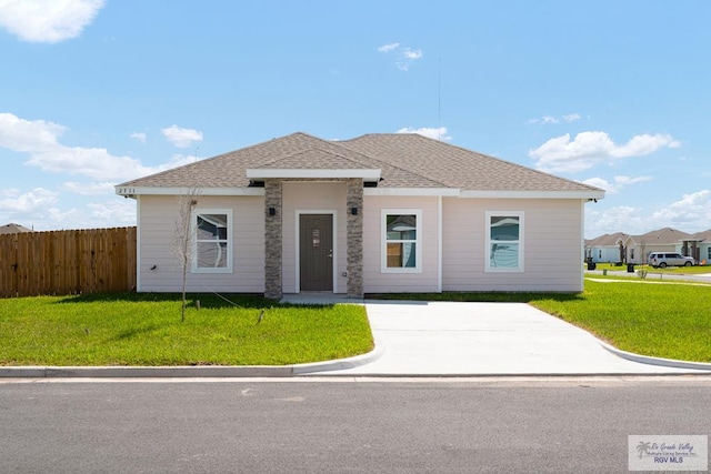 view of front of property featuring a front yard